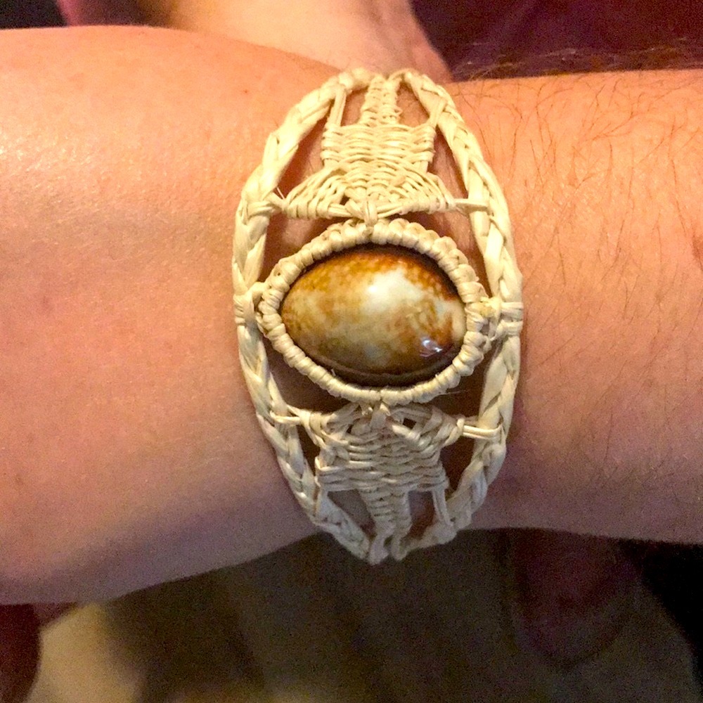 $24 New macrame bracelet with shell in raffia cream